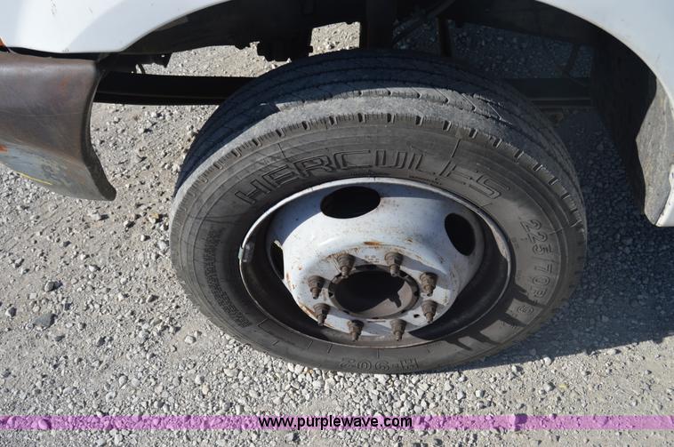 image for item I2913 2000 Ford F450 Super Duty flatbed truck