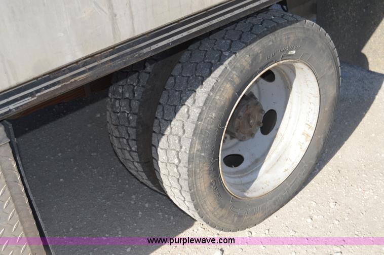 image for item I2913 2000 Ford F450 Super Duty flatbed truck