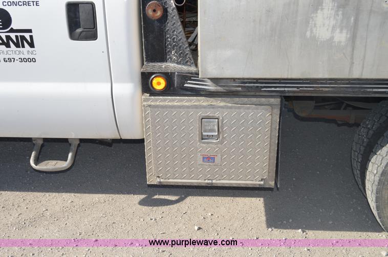 image for item I2913 2000 Ford F450 Super Duty flatbed truck