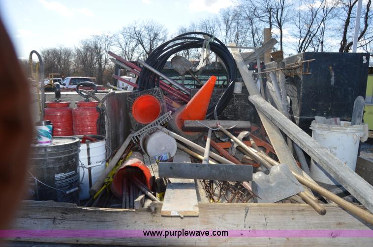 image for item I2913 2000 Ford F450 Super Duty flatbed truck