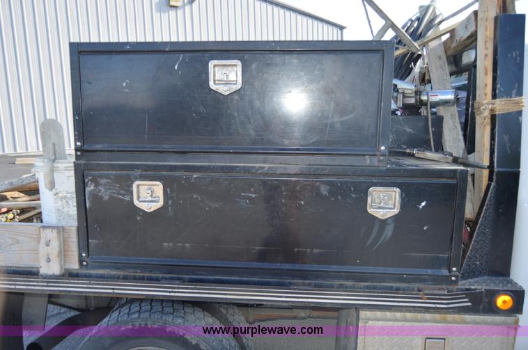 image for item I2913 2000 Ford F450 Super Duty flatbed truck