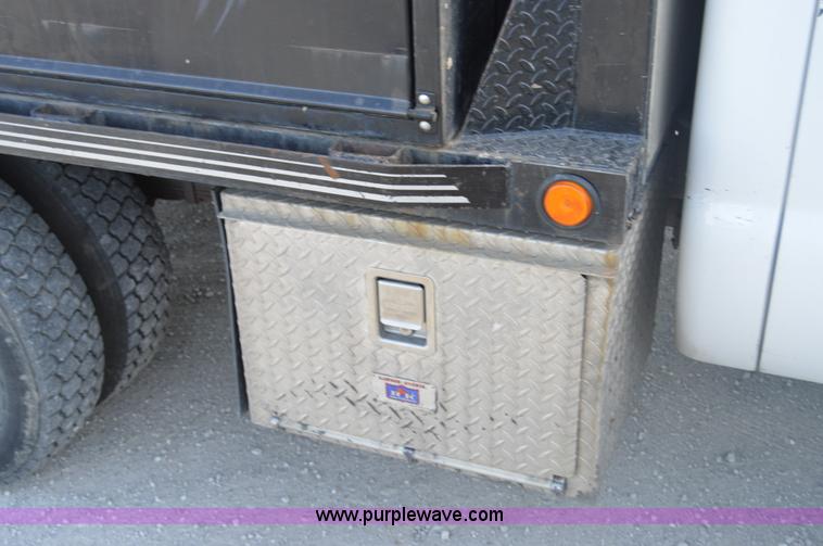 image for item I2913 2000 Ford F450 Super Duty flatbed truck