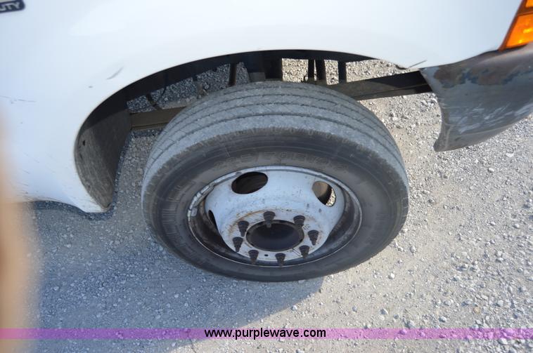 image for item I2913 2000 Ford F450 Super Duty flatbed truck