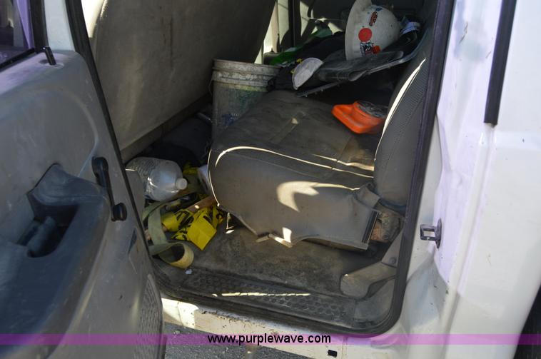 image for item I2913 2000 Ford F450 Super Duty flatbed truck