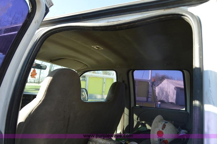 image for item I2913 2000 Ford F450 Super Duty flatbed truck