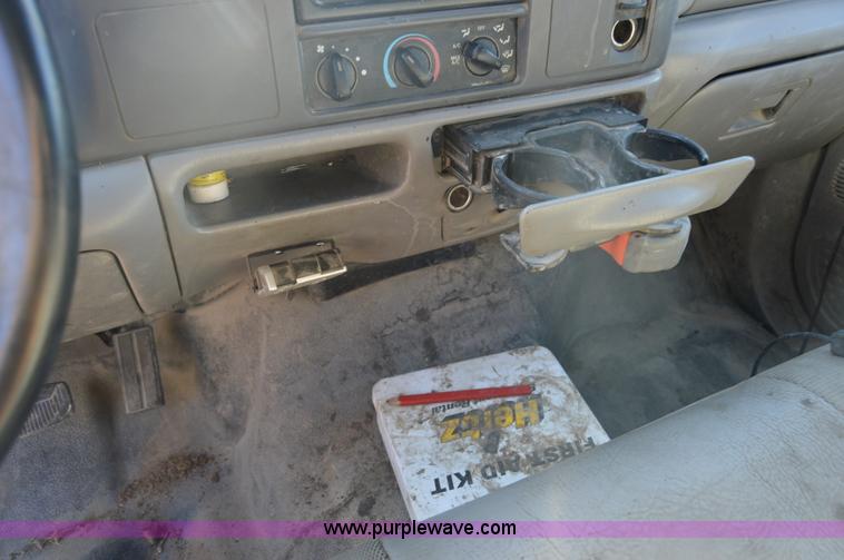 image for item I2913 2000 Ford F450 Super Duty flatbed truck