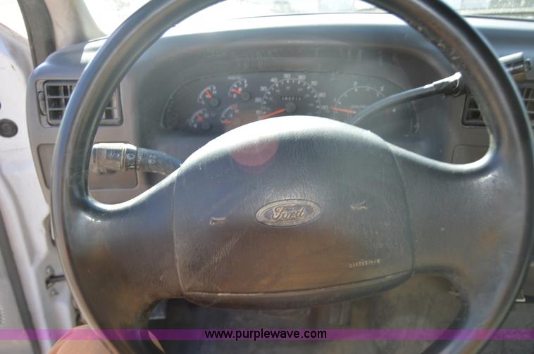 image for item I2913 2000 Ford F450 Super Duty flatbed truck