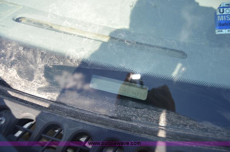 image for item I2913 2000 Ford F450 Super Duty flatbed truck