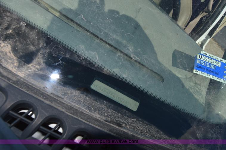 image for item I2913 2000 Ford F450 Super Duty flatbed truck