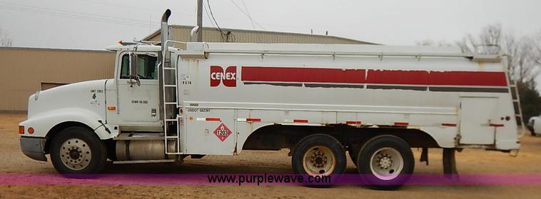 image for item I5207 1991 International 9400 Eagle fuel truck