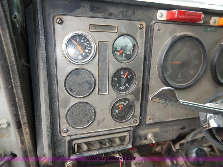 image for item I5207 1991 International 9400 Eagle fuel truck