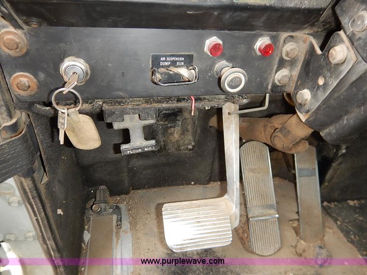 image for item I5207 1991 International 9400 Eagle fuel truck