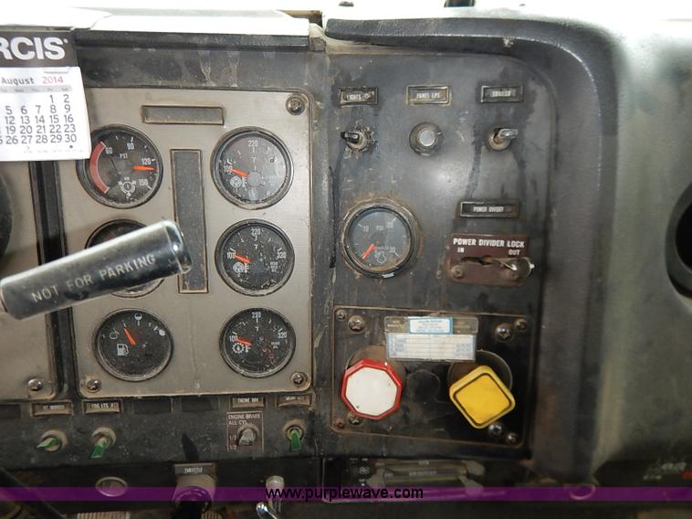 image for item I5207 1991 International 9400 Eagle fuel truck