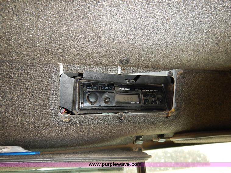 image for item I5207 1991 International 9400 Eagle fuel truck