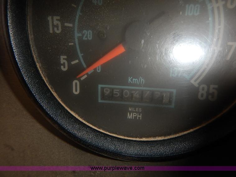 image for item I5207 1991 International 9400 Eagle fuel truck