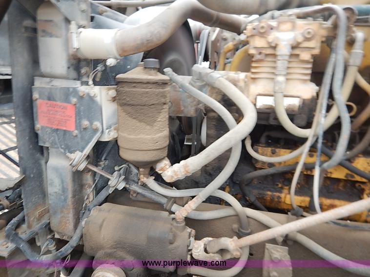 image for item I5207 1991 International 9400 Eagle fuel truck