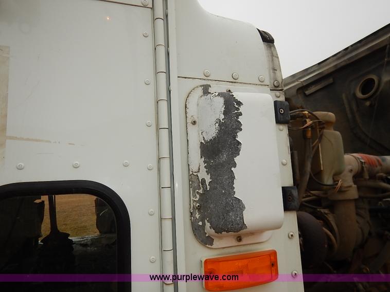 image for item I5207 1991 International 9400 Eagle fuel truck