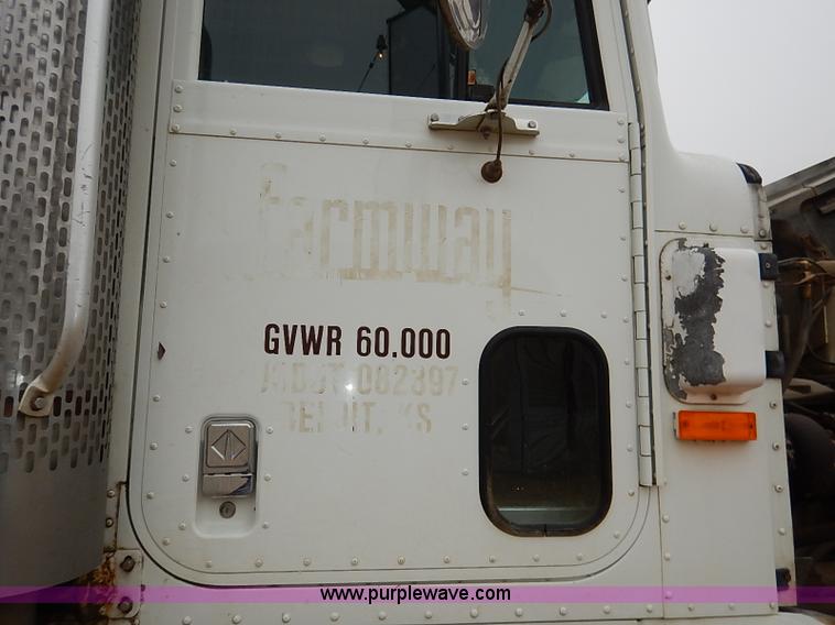 image for item I5207 1991 International 9400 Eagle fuel truck