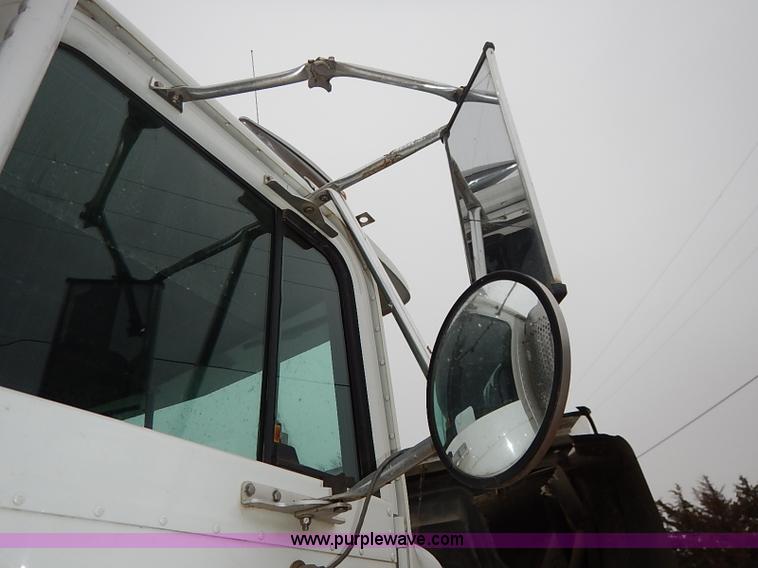 image for item I5207 1991 International 9400 Eagle fuel truck