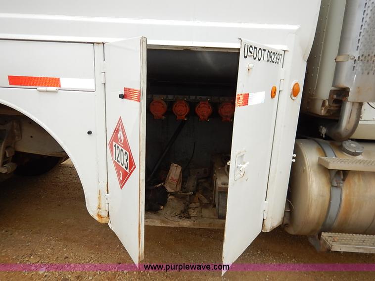 image for item I5207 1991 International 9400 Eagle fuel truck