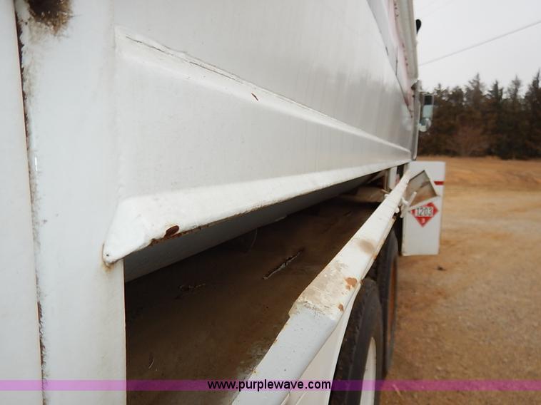 image for item I5207 1991 International 9400 Eagle fuel truck