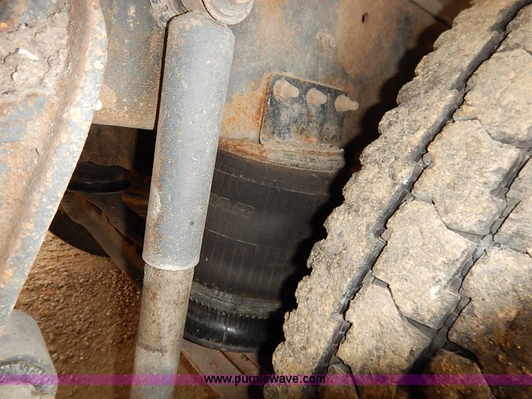 image for item I5207 1991 International 9400 Eagle fuel truck