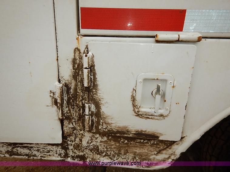 image for item I5207 1991 International 9400 Eagle fuel truck