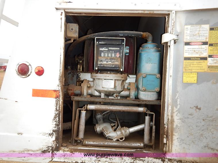 image for item I5207 1991 International 9400 Eagle fuel truck