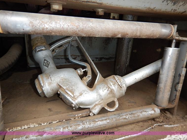 image for item I5207 1991 International 9400 Eagle fuel truck