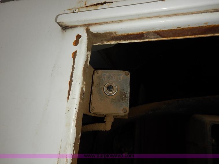 image for item I5207 1991 International 9400 Eagle fuel truck