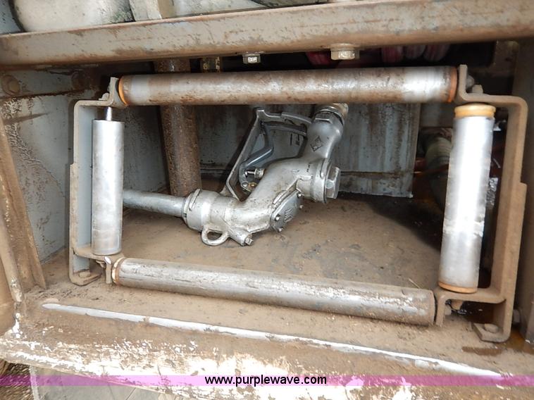 image for item I5207 1991 International 9400 Eagle fuel truck