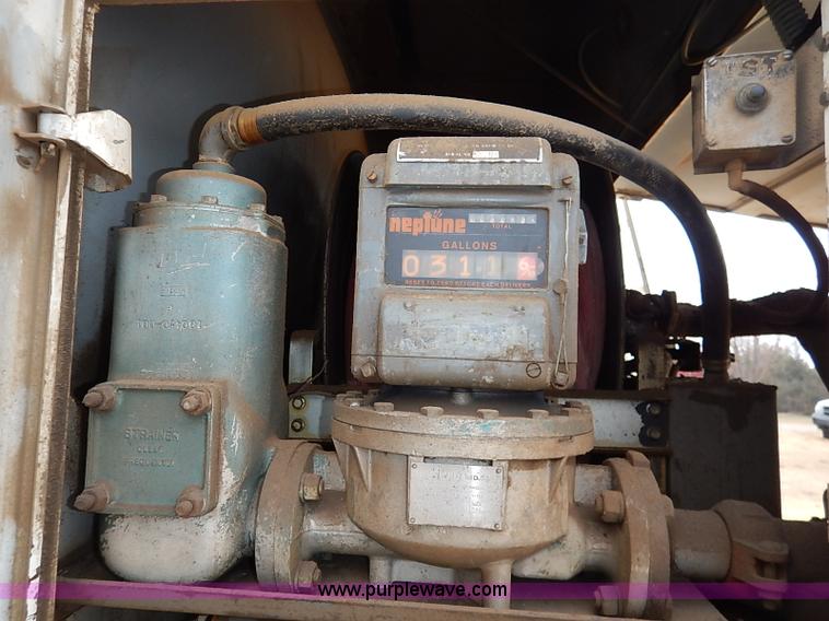 image for item I5207 1991 International 9400 Eagle fuel truck