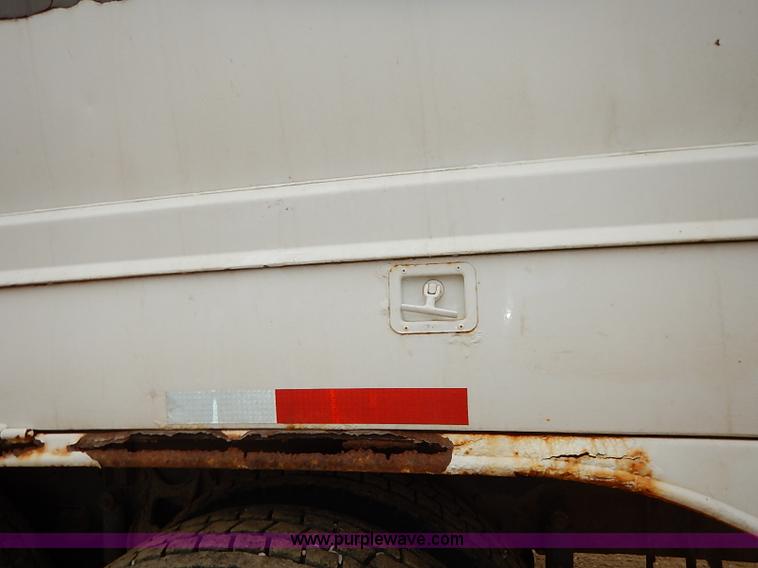 image for item I5207 1991 International 9400 Eagle fuel truck