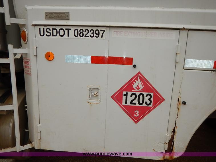 image for item I5207 1991 International 9400 Eagle fuel truck