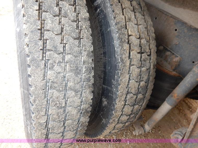 image for item I5207 1991 International 9400 Eagle fuel truck