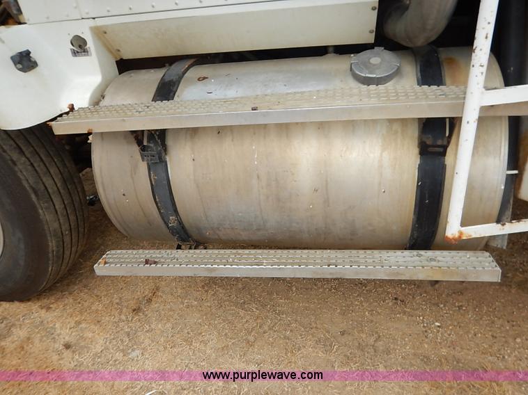 image for item I5207 1991 International 9400 Eagle fuel truck