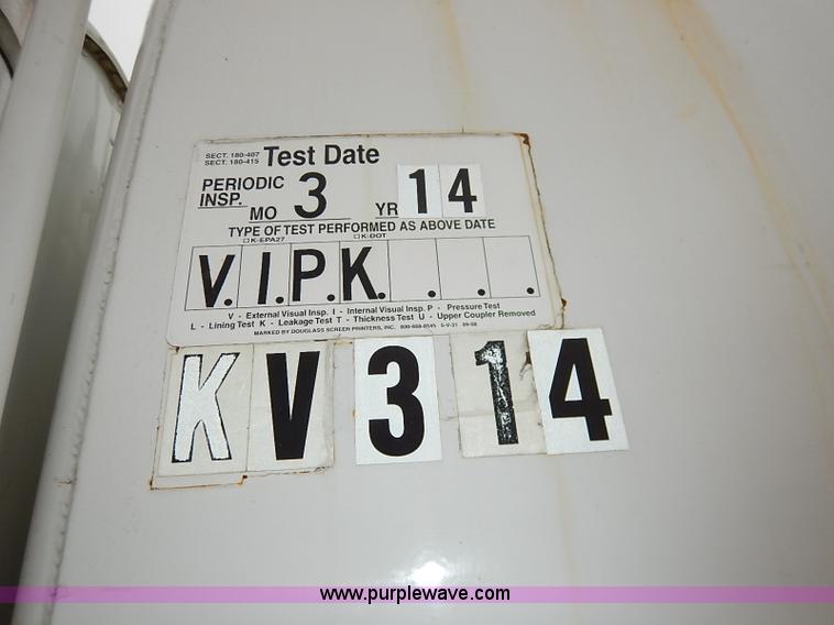 image for item I5207 1991 International 9400 Eagle fuel truck