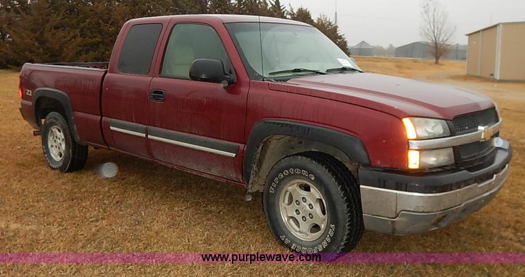 image for item I5208 2004 Chevrolet Silverado 1500 Z71 Ext. Cab pickup truck