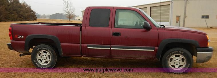 image for item I5208 2004 Chevrolet Silverado 1500 Z71 Ext. Cab pickup truck
