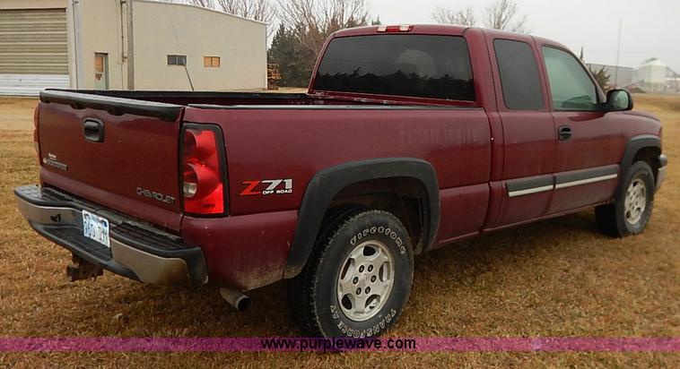 image for item I5208 2004 Chevrolet Silverado 1500 Z71 Ext. Cab pickup truck