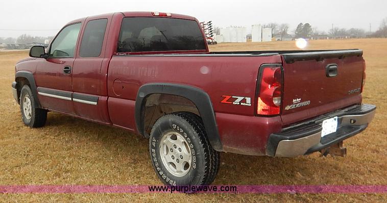 image for item I5208 2004 Chevrolet Silverado 1500 Z71 Ext. Cab pickup truck