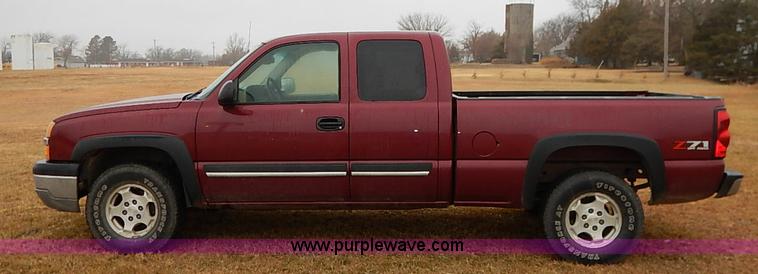 image for item I5208 2004 Chevrolet Silverado 1500 Z71 Ext. Cab pickup truck
