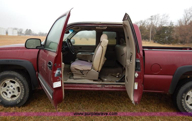 image for item I5208 2004 Chevrolet Silverado 1500 Z71 Ext. Cab pickup truck
