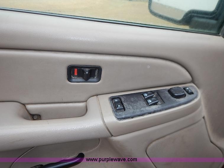 image for item I5208 2004 Chevrolet Silverado 1500 Z71 Ext. Cab pickup truck