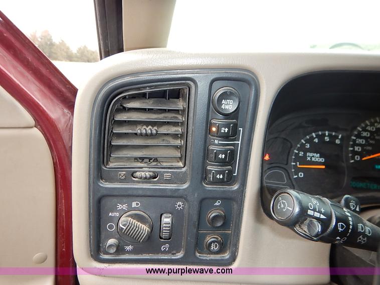 image for item I5208 2004 Chevrolet Silverado 1500 Z71 Ext. Cab pickup truck