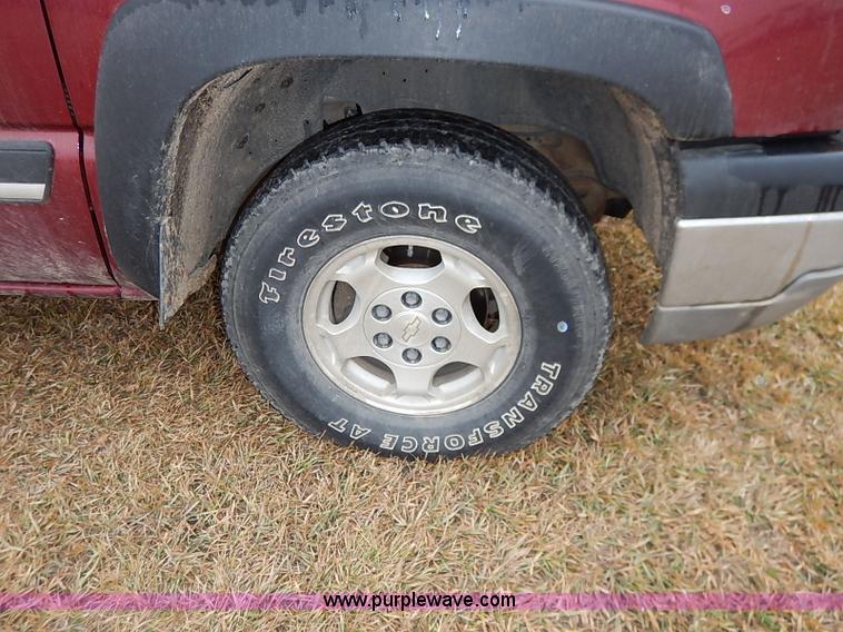 image for item I5208 2004 Chevrolet Silverado 1500 Z71 Ext. Cab pickup truck