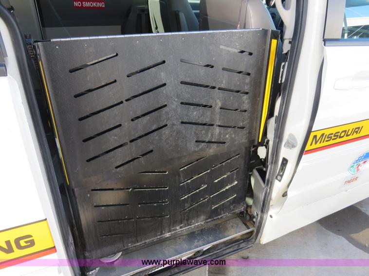 image for item I5971 2009 Dodge Grand Caravan SE handicap van