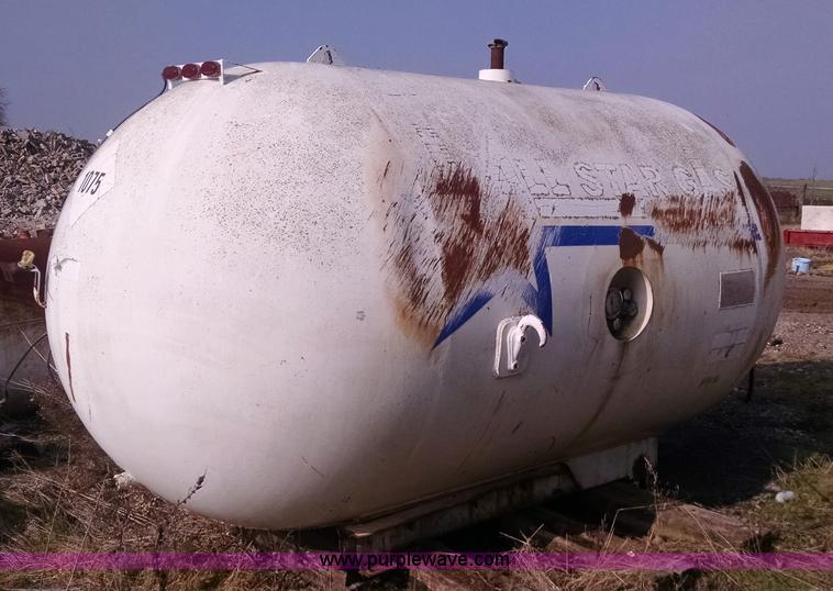 image for item I6917 2,250 gallon steel tank