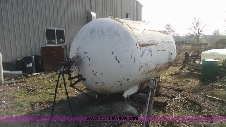 image for item I6917 2,250 gallon steel tank