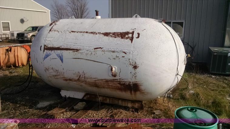 image for item I6917 2,250 gallon steel tank